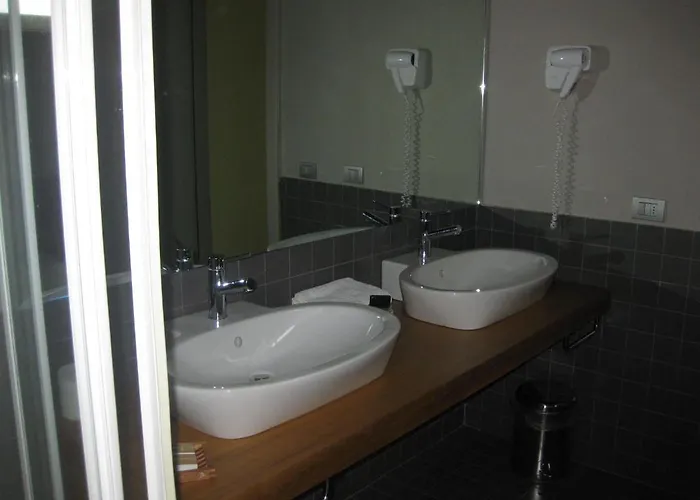 San Lorenzo Si Alberga מלון קמיליאטלו סילאנו